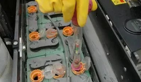 90%的人竟然不知路，叉车蓄电池要加水？